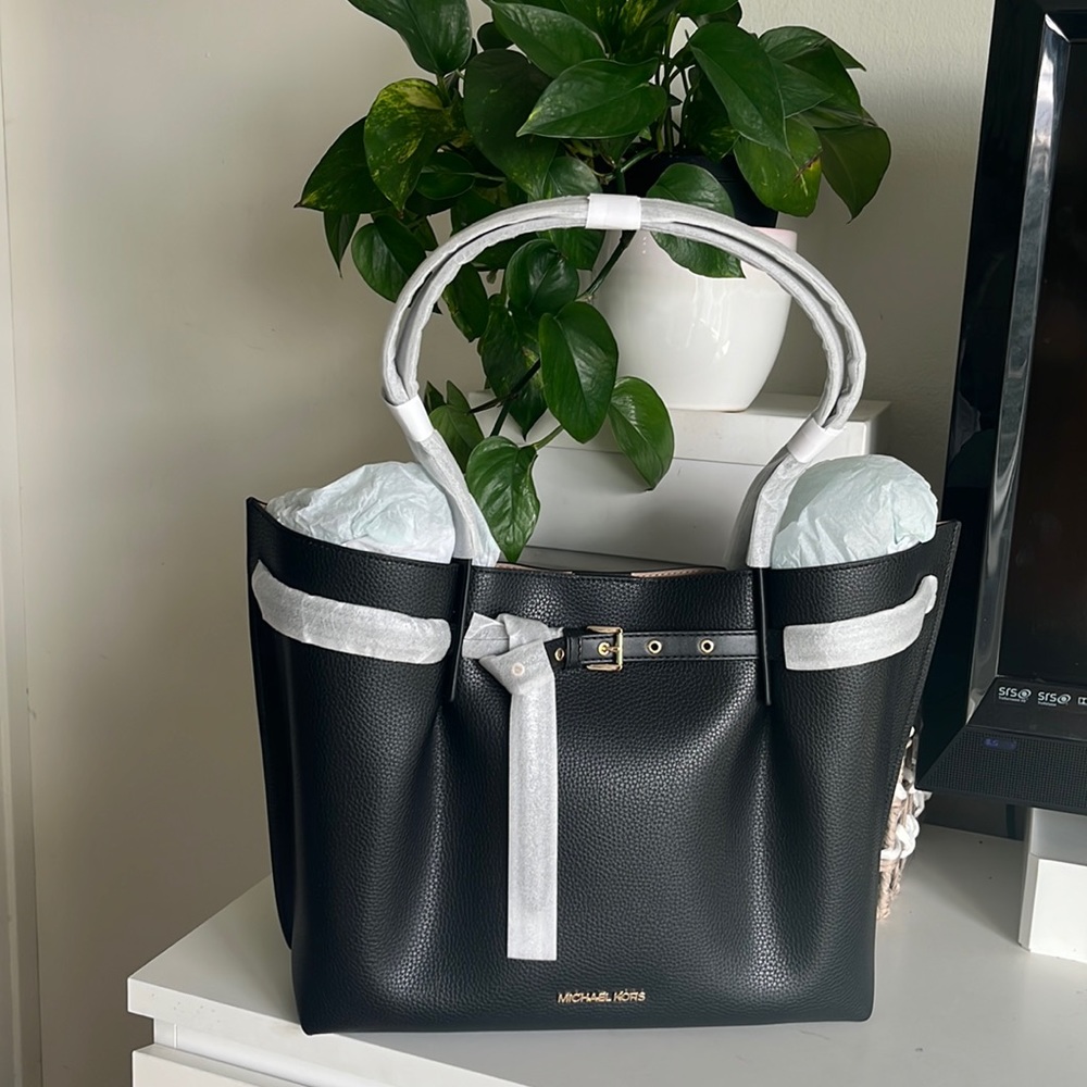 Brand NEW AUTHENTIC Michael Kors tote purse .